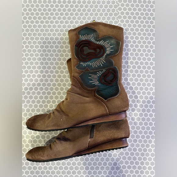 Tan Embellished Women’s Boots! - Picture 1 of 7